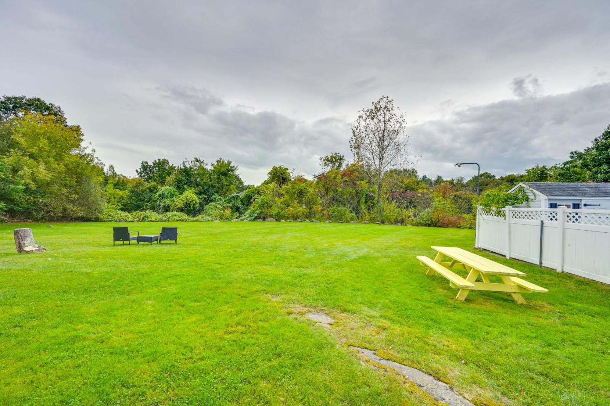 Marblehead Retreat With Sprawling Yard And Gas Grill! Apartment Exterior photo